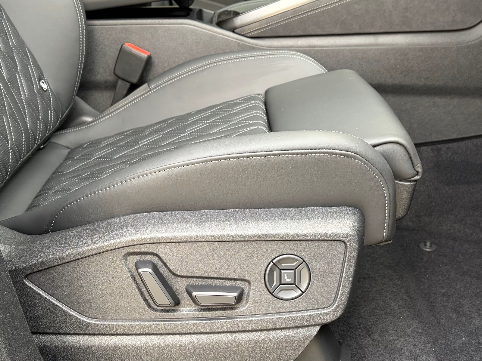 Audi Q5 SUV e-hybrid 12