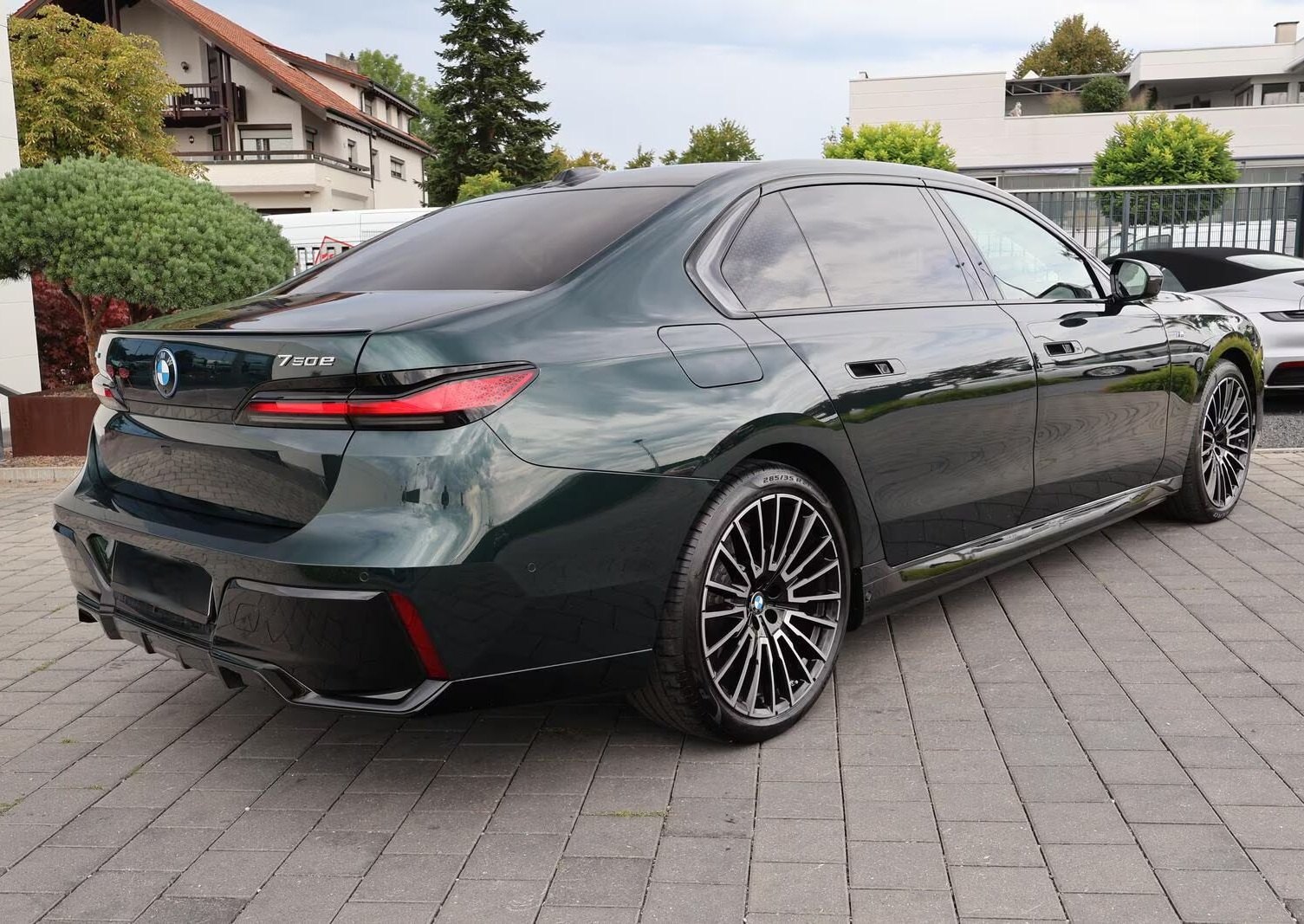 BMW 750e xDrive M Sport-INDIVIDUAL 3